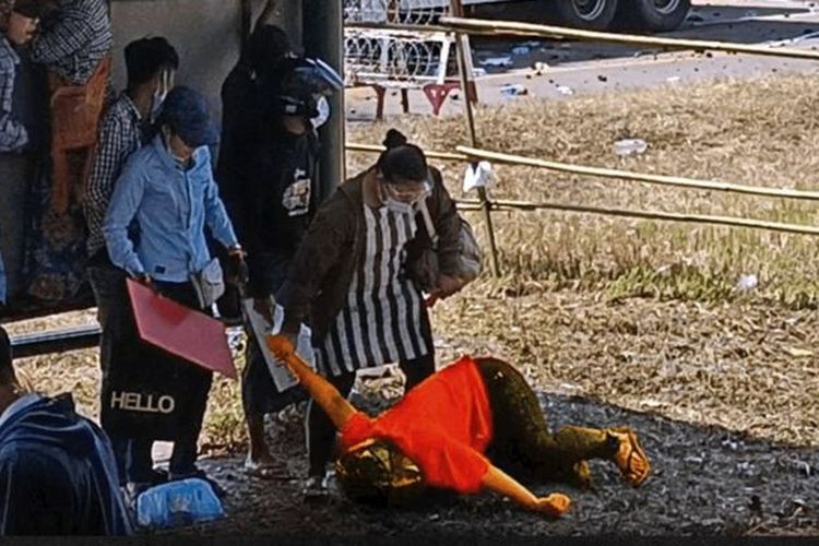 Foto di media sosial memerlihatkan seorang demonstran perempuan tersungkur dalam demonstrasi menentang kudeta Myanmar di Naypyidaw. Demonstran tersebut dilaporkan ditembak di bagian kepala.
