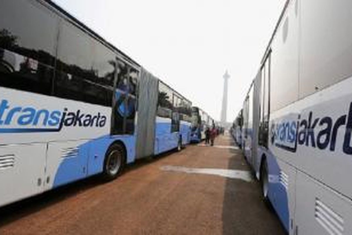 Deretan bus transjakarta yang baru saat upacara peresmian oleh Gubernur dan Wakil Gubernur DKI Jakarta Basuki Tjahaja Purnama dan Djarot Syaiful Hidayat di Silang Monas, Jakarta Pusat, Senin (22/6). Sebanyak 20 unit bus gandeng baru merek Scania segera dioperasikan PT Transportasi Jakarta pertengahan Juli mendatang. Selanjutnya, 31 unit lainnya akan menyusul pada akhir Desember 2015. Kemarin, juga diluncurkan 1 unit bus tingkat wisata baru hasil kerja sama dengan Coca Cola Indonesia serta layanan call centre Transjakarta 1500-102.