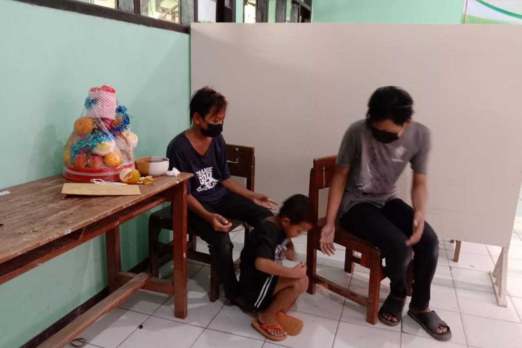 Tiga anak Yatim tinggal di rumah isolasi terpusat di Rumah Sehat SMPN 1 Mojowarno, Kabupaten Jombang, Jawa Timur. Mereka terpaksa menjalani isolasi setelah sang ibu meninggal karena Covid-19.