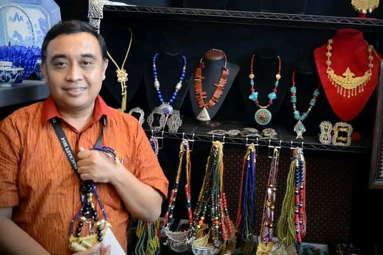 Azis Bachtiar dengan produk perhiasan tradisionalnya