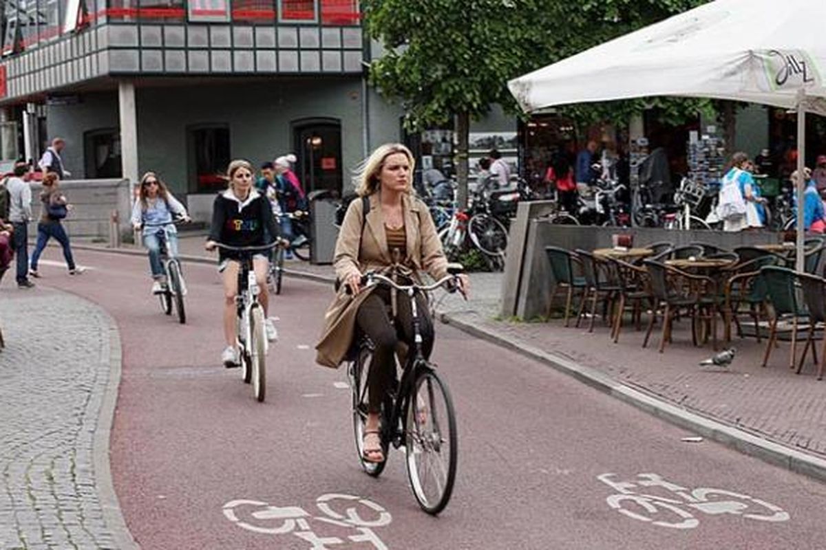 Jalur khusus sepeda di Amsterdam.