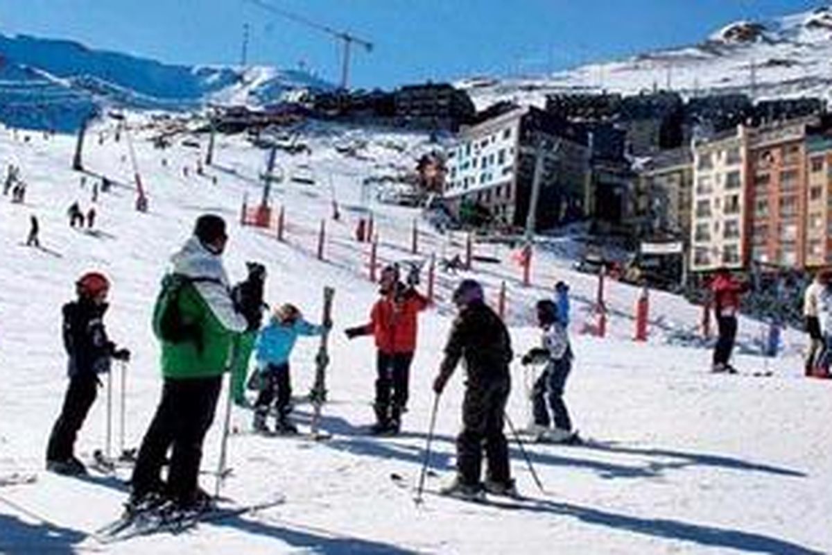 Kompleks "ski resort" di negara Andorra, Februari 2011, dipenuhi aktivitas ski karena musim dingin masih berlangsung di negara itu. Sekitar 80 persen dari pendapatan domestik bruto Andorra juga berasal dari sektor turisme. Andorra adalah salah satu negara terkecil di dunia, yang berada di antara Spanyol dan Perancis.