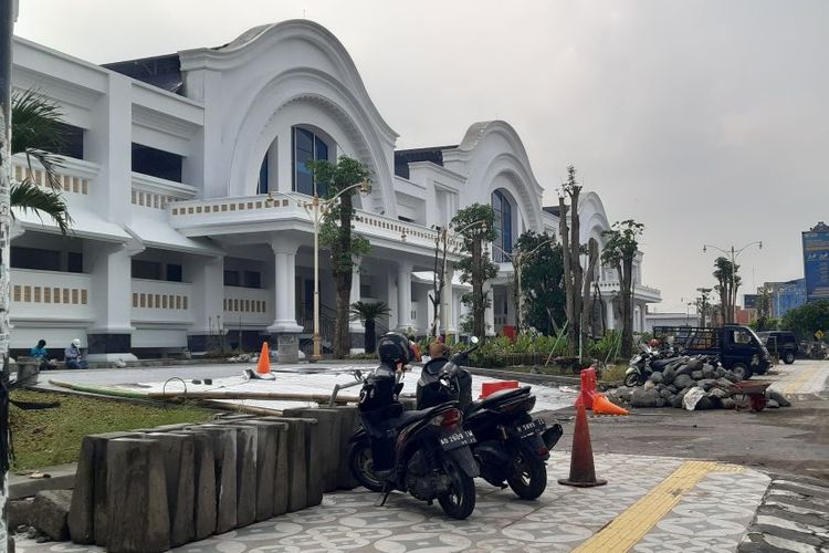 Bangunan Pasar Jongke di Jalan Dr Radjiman Kecamatan Laweyan, Solo, Jawa Tengah memasuki tahap akhir pada Jumat (28/6/2024). 