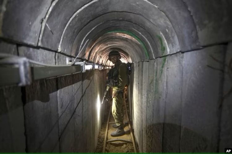 Perwira militer Israel mengajak wartawan berkeliling ke sebuah terowongan yang diduga digunakan oleh kelompok Palestina untuk serangan lintas batas, di perbatasan Israel-Gaza, 25 Juli 2014.