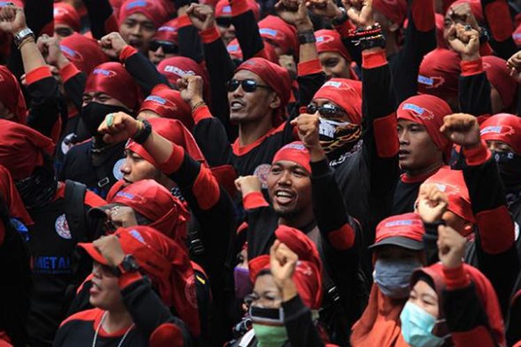 Buruh dari berbagai elemen melakukan aksi unjuk rasa di kawasan Istana Negara, Jakarta, Senin (1/9/2015).