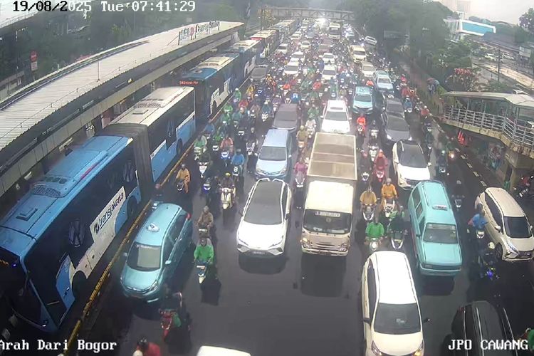 Kepadatan lalu lintas di sekitar Cawang Sentral arah Tanjung Priok Selasa pagi, (19/8/2025).
