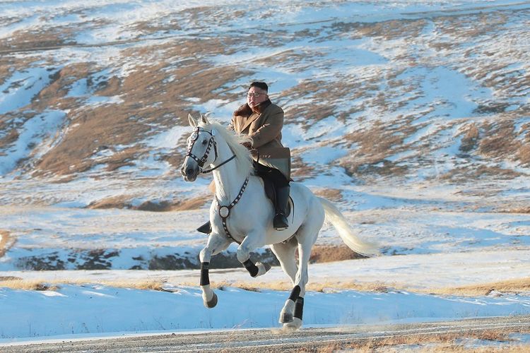 Foto tanpa tanggal yang dirilis kantor berita Korea Utara, KCNA, menampilkan sosok Kim Jong Un sedang menunggang kuda putih di wilayah bersalju.