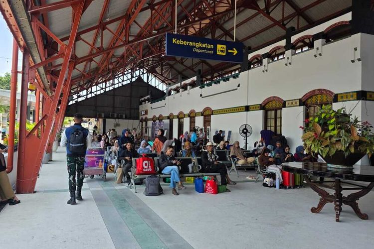 Kisah Aisy, Santriwati 16 Tahun Mudik Sendiri Naik Kereta: “Nervous, tapi Harus Bisa