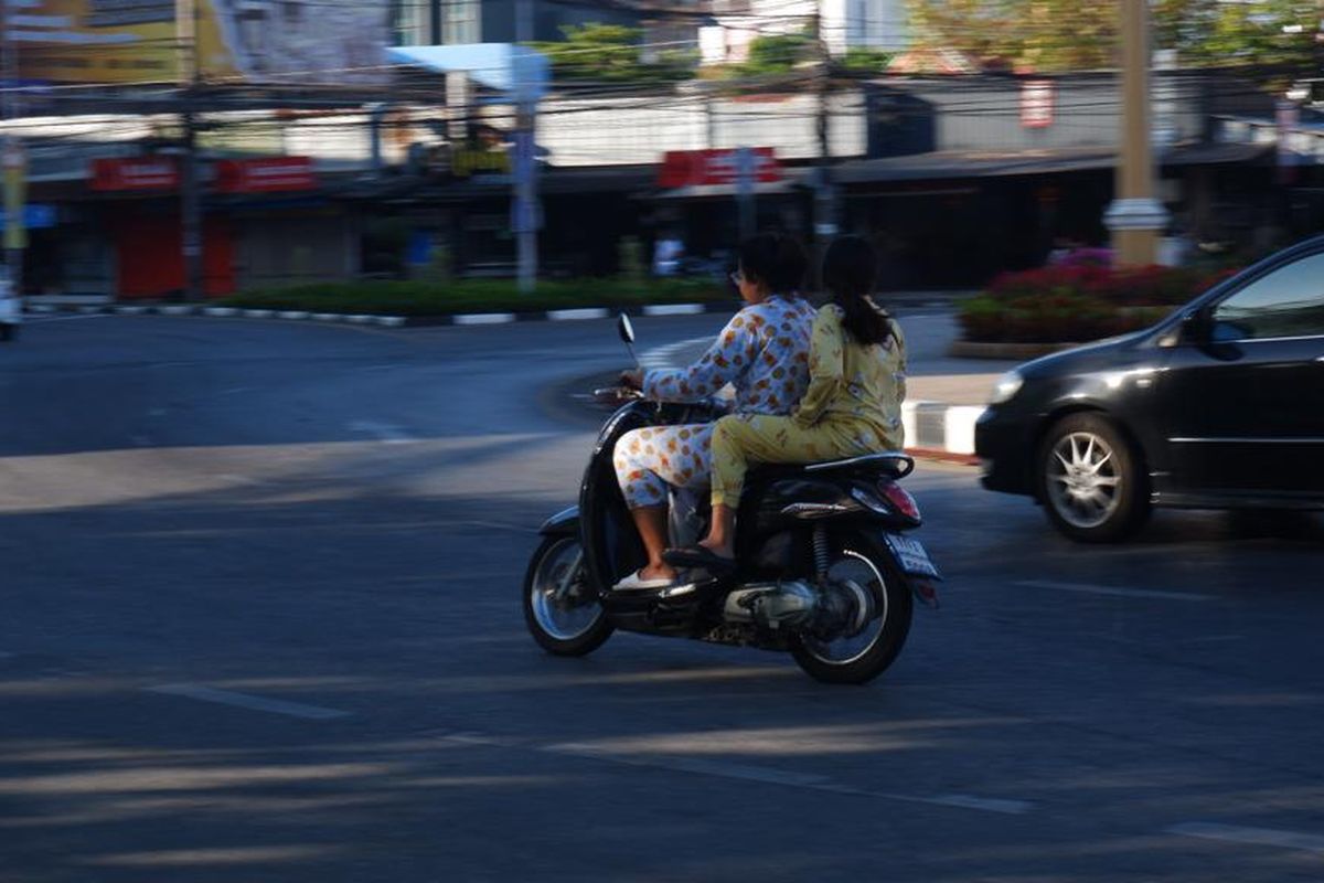 Pengendara sepeda motor di Thailand yang terlihat tidak memakai helm.