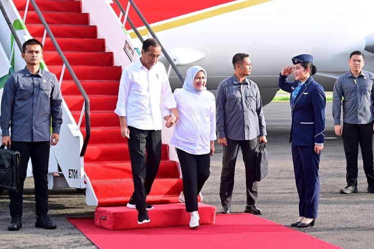 Presiden Joko Widodo dan Ibu Negara Iriana Joko Widodo saat tiba di Bandara Adi Soemarmo, Colomadu untuk melakukan kunjungan kerja ke sejumlah daerah di Jawa Tengah pada Senin (22/1/2024).