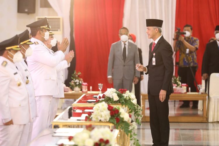 Gubernur Jawa Tengah Ganjar Pranowo resmi melantik kepala daerah terpilih Pilkada 2020 di Gedung Gradhika Bhakti Praja, Jumat (26/2/2021).