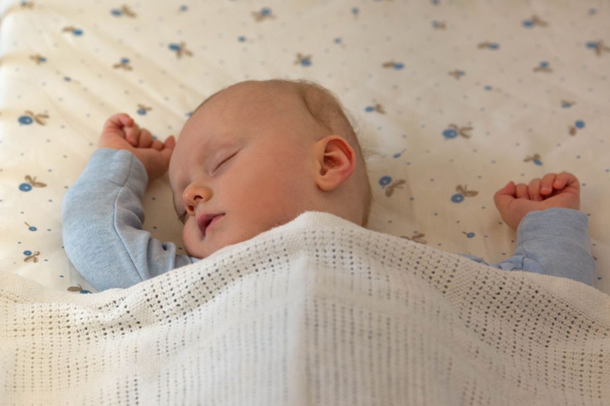 Ilustrasi bayi tidur tanpa bantal, kenapa sebaiknya bayi tidur tanpa bantal, manfaat tidur tanpa bantal untuk bayi. 