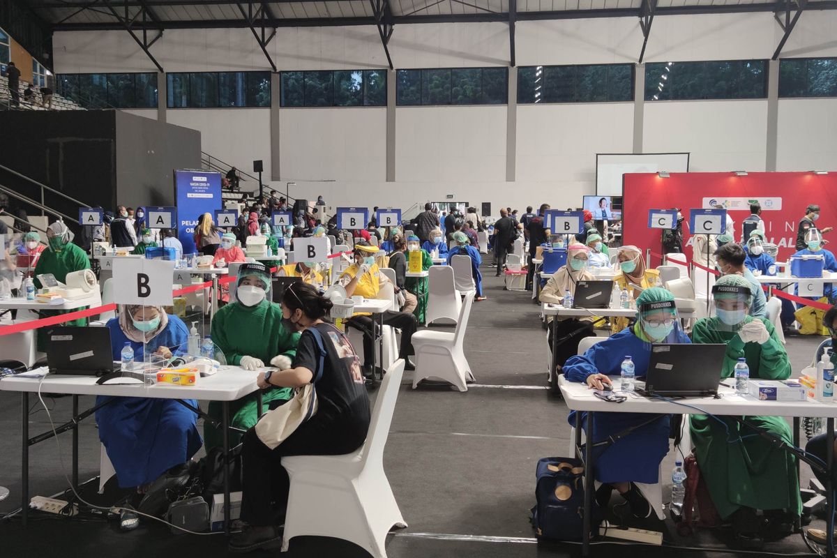 Ribuan insan pers menjalani vaksinasi Covid-19 di Hall A Basket Ball Gelora Bung Karno, Senayan, Jakarta, Kamis (25/2/2021).