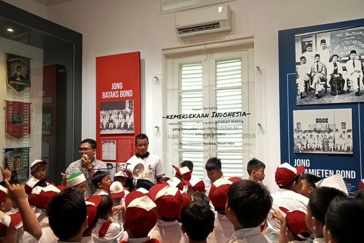 Pengunjung di Museum Sumpah Pemuda, Jakarta Pusat,  Rabu (25/10/2023).