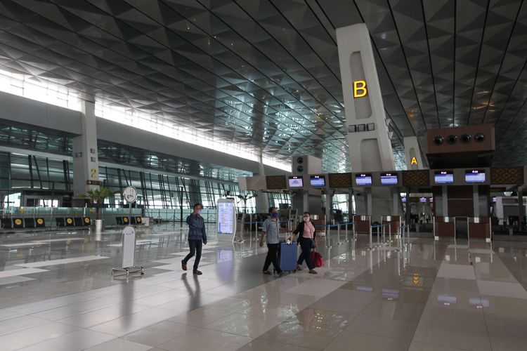 bSuasana sepi di terminal 3 Bandara Soekarno-Hatta, Tangerang, Banten, Sabtu (25/4/2020). Bandara Soekarno-Hatta untuk sementara tidak melayani angkutan penumpang mulai Jumat (24/4/2020) hingga 1 Juni mendatang. Peraturan tersebut dalam rangka pengendalian transportasi selama musim mudik Idul Fitri 1441 H dalam rangka pencegahan penyebaran COVID-19.