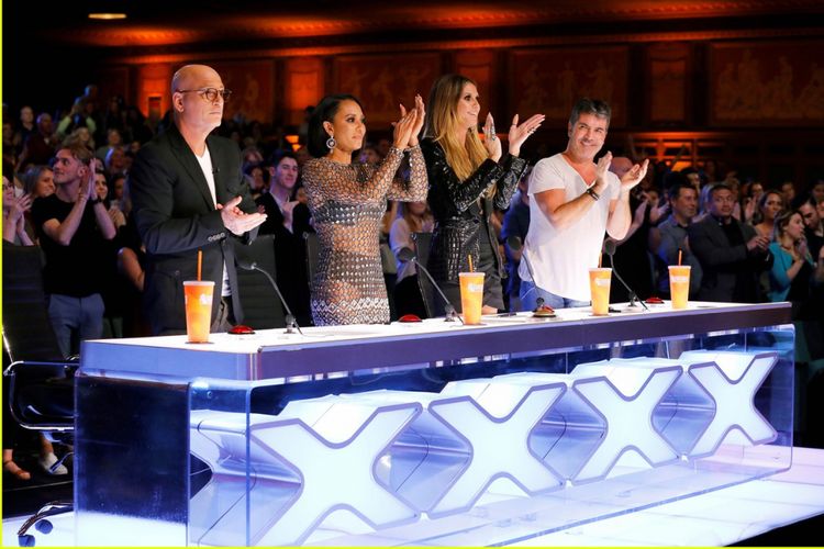 Empat juri Americas Got Talent, (dari kiri Howie Mandel, Mel B, Heidi Klum, Simon Cowell) memberikan standing ovation untuk aksi Demian Aditya.