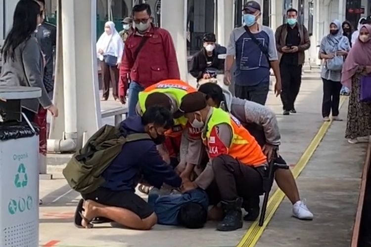 Seorang pria ditangkap oleh sekuriti KRL Commuter Line karena diduga mencopet penumpang yang terjadi di Stasiun Kebayoran Lama, Jakarta Selatan. Aksi pencopetan itu terjadi pada Minggu (25/9/2022) pagi.