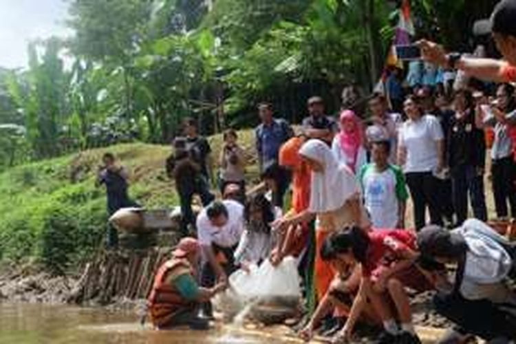 Palyja bersama KPC Gema Bersuci dan siswa Sekolah Dasar di Jakarta menebar benih ikan di sungai Ciliwung, Jakarta, Rabu (21/12/2016).