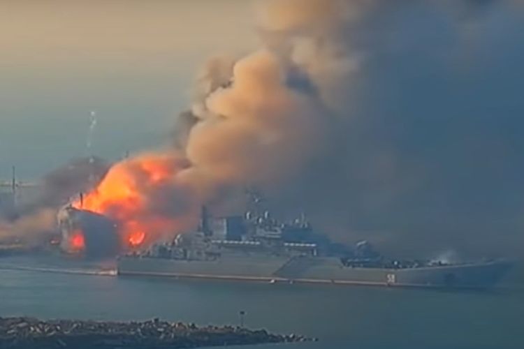 Video kapal perang Rusia meledak di Berdyansk, pelabuhan Laut Azov dekat kota Mariupol, Ukraina, Rabu (23/3/2022).