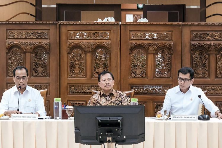 Rapat Koordinasi terkait virus corona bersama yang dihadiri oleh Menteri Perhubungan Budi Karya Sumadi, Menteri Kesehatan Terawan Agus Putranto, dan Menparekraf Wishnutama Kusubandio di Kantor Kementerian Perhubungan, Jakarta, Senin (27/1/2020)