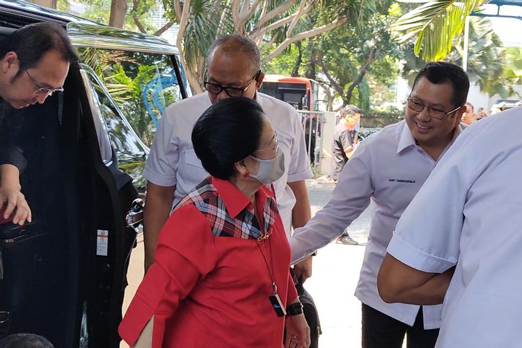 Ketua Umum PDI-P Megawati Soekarnoputri didampingi putranya yang juga Ketua DPP PDI-P M Prananda Prabowo atau Nanan disambut Ketum Perindo Hary Tanoesoedibjo di Gedung High End, kawasan Jakarta Pusat, Rabu (27/9/2023).