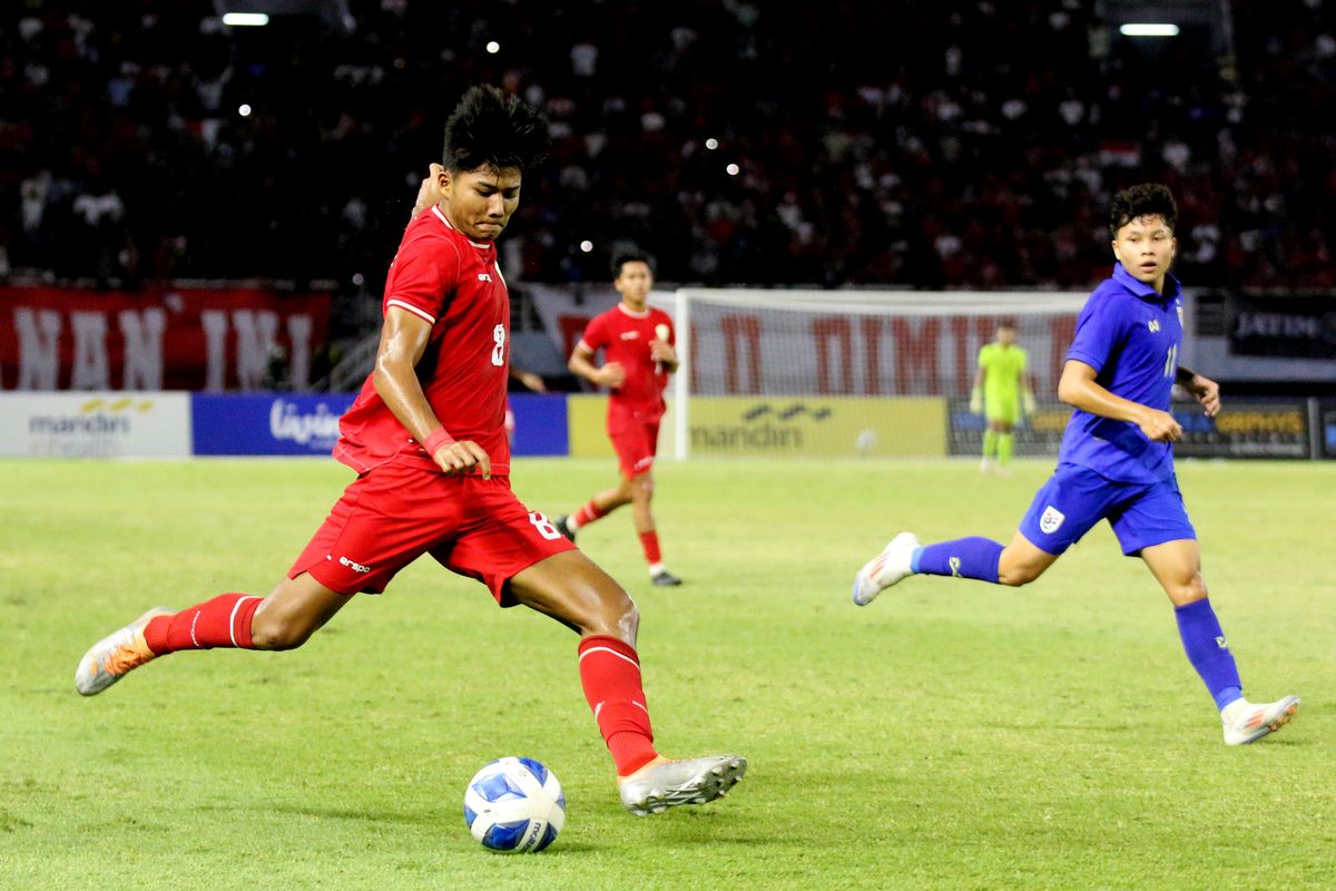 Pemain Timnas U19 Indonesia Arkhan Kaka saat akan menendang bola saat laga final Piala AFF U19 2024 melawan Thailand yang berakhir dengan skor 1-0 di Stadion Gelora Bung Tomo Kota Surabaya, Senin (29/7/2024) malam.