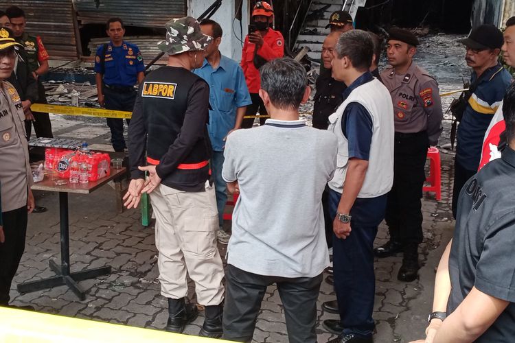 Tim laboratorium dan forensik (labfor) Polda Jawa Timur (Jatim) berjumlah sekitar empat orang memasuki di dalam Mal Malang Plaza pada Rabu (3/5/2023) sekitar pukul 10.20 WIB.