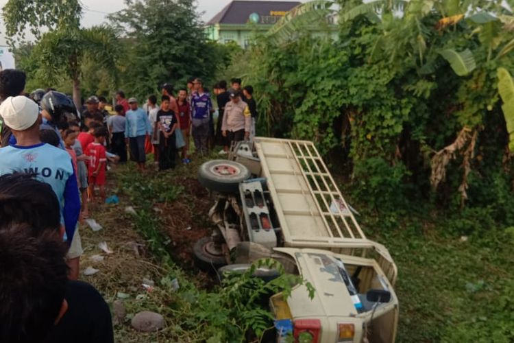 TERGULING: Truk yang mengangkut para buruh tani terguling di Desa Pasir, Kecamatan Mijen, Kabupaten Demak, Selasa (9/7/2024) sore. 