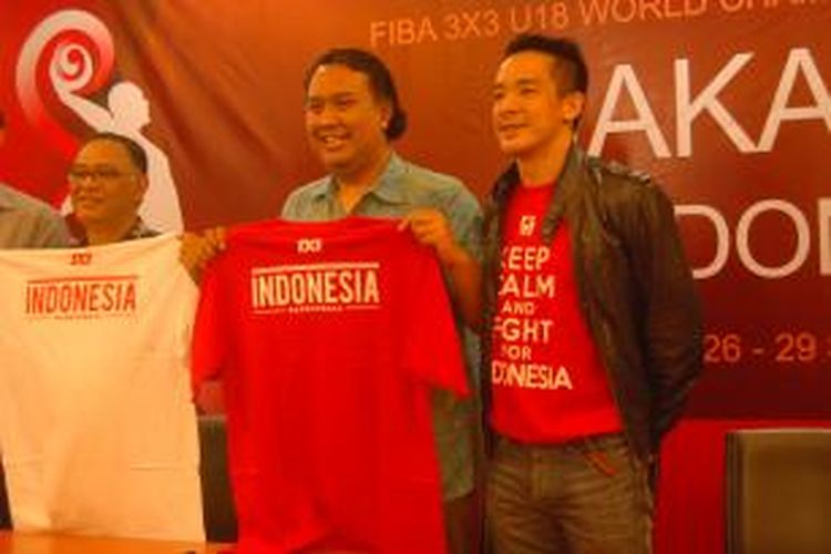 Ketua Panitia Pelaksana FIBA 3X3 U-18 World Championships, Hasani Abdulgani (kiri) dan Sekjen PP PERBASI, Agus Mauro (tengah), memamerkan baju yang akan dipakai oleh tim 3X3 Indonesia, saat jumpa pers di Komite Olimpiade Indonesia (KOI), Rabu (10/7/2013)