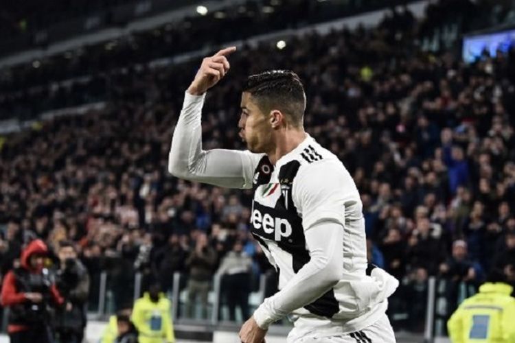 Cristiano Ronaldo merayakan golnya pada laga Juventus vs SPAL di Stadion Allianz dalam lanjutan Liga Italia, 24 November 2018. 