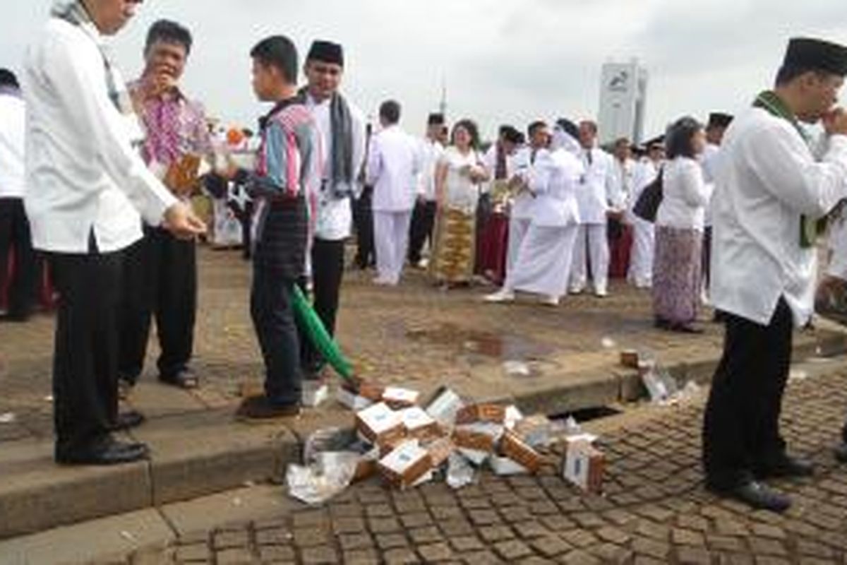 Sampah-sampah kotak sisa makanan ringan yang dibuang para pejabat Pemprov DKI usai dilantik di Lapangan Monas, Jumat (2/1/2014)