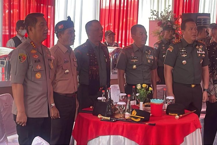 Pangdam III Siliwiangi Mayjen TNI Dadang Arif didampingi Bupati Bandung Dadang Supriatna saat meresmikan Koramil 17 Baleendah, Kabupaten Bandung, Jawa Barat, Senin (14/4/2025)