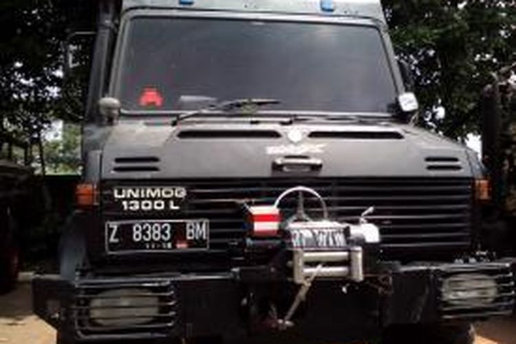 Mobil Unimog 1300 L milik massa Prabowo-Hatta yang diamankan di Polda Metro Jaya.