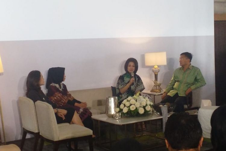 Presiden Director Hadiprana Design Consultant Mira Hadiprana (kedua dari kanan) pada pembukaan perayaan 60 tahun Hadiprana Design Consultant di Pelataran Ramayana, Hotel Indonesia Kempinski, Rabu (10/10/2018).