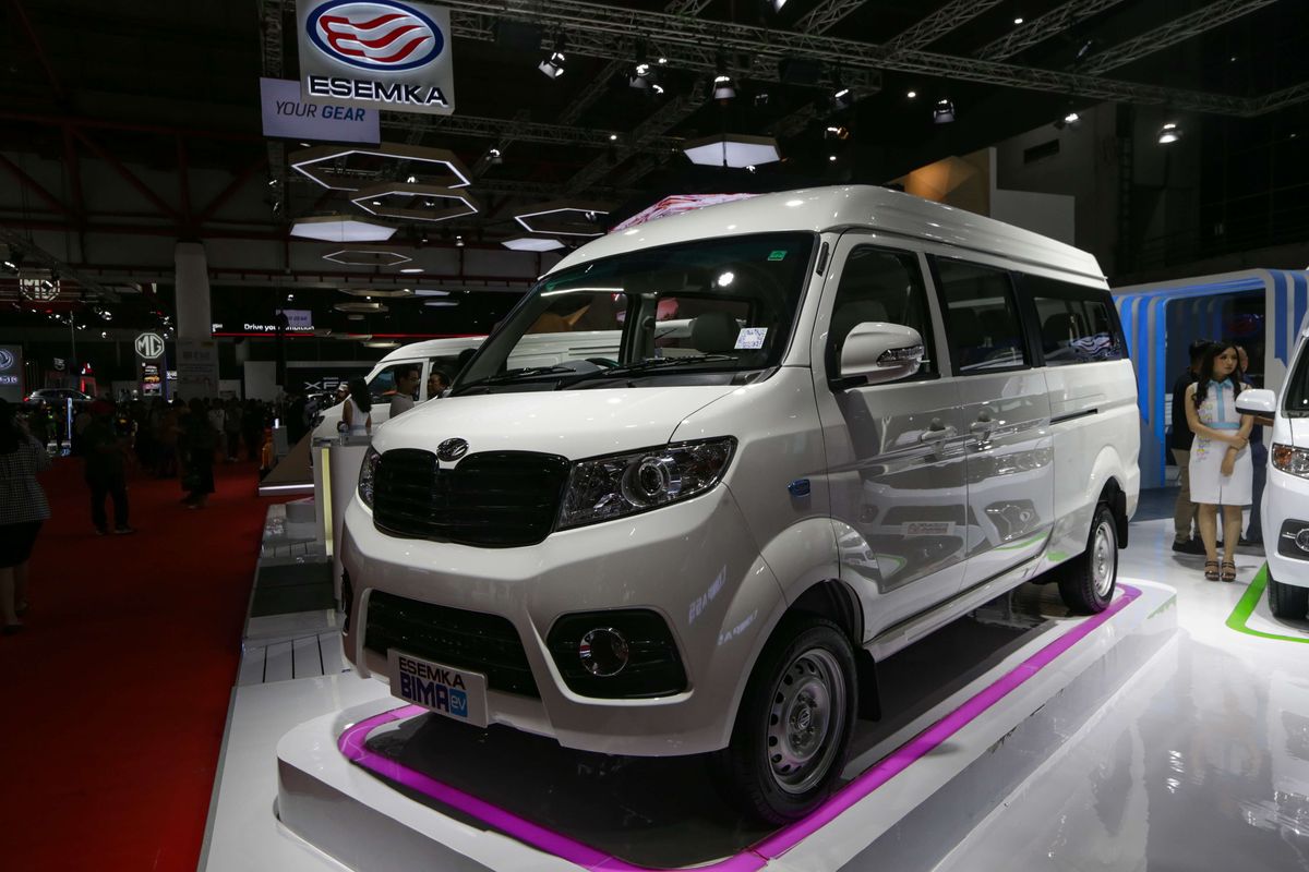 Mobil listrik Esemka Bima EV  dipamerkan di ajang Indonesia International Motor Show (IIMS) 2023 di JIExpo, Kemayoran, Jakarta Pusat, Kamis (16/2/2023). Mobil Esemka Bima EV mulai dipasarkann dalam ajang Indonesia International Motor Show (IIMS) 2023. Bima EV dipasarkan sebesar Rp 540 juta untuk model penumpang atau minibus. Sedangkan untuk yang Cargo dijual Rp 530 juta.