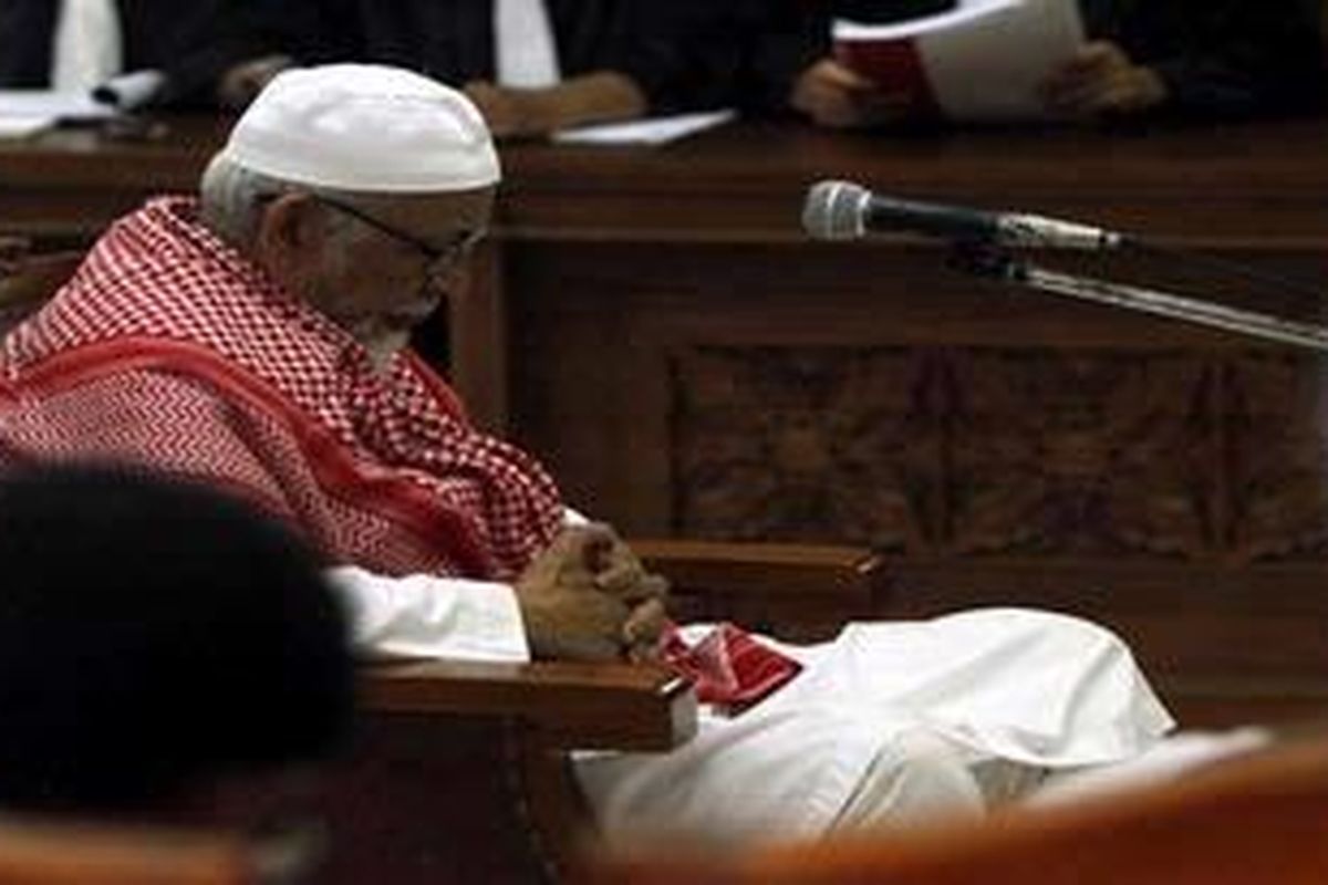 Terdakwa kasus terorisme, Abu Bakar Baasyir, mengikuti persidangan yang digelar di Pengadilan Negeri Jakarta Selatan, Senin (14/2/2011) dengan agenda pembacaan dakwaan.  