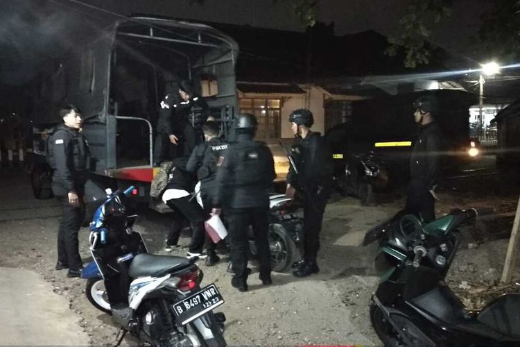 Tim Maung Galunggung Polresta Tasikmalaya sedang mengamankan belasan motor berknalpot bising milik para anggota geng motor yang ditinggalkan usai melarikan diri saat pesta miras di depan Stasiun Tasikmalaya, Jawa Barat, Senin (5/6/2023) dini hari.
