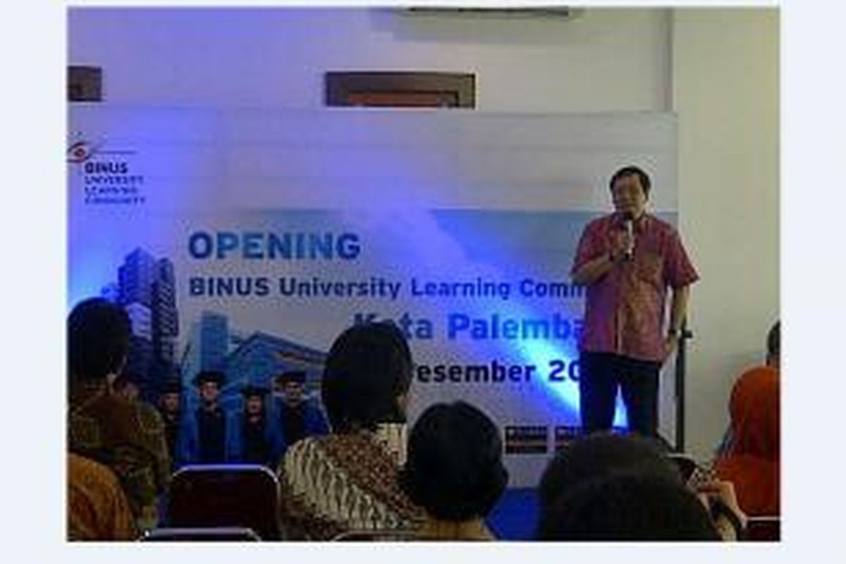 Rektor Binus University, Prof Harjanto Prabowo, saat meresmikan Binus University Learning Community (BULC) dan Unit Sumber Belajar Jarak Jauh (USBJJ) di Rukan Taman Harapan Indah, Palembang, Jumat (15/12/2014).  
 