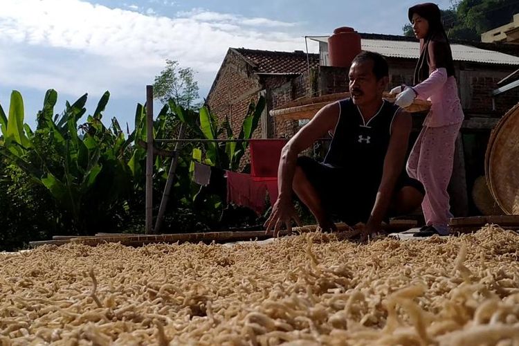 Yayat tengah menjemur adonan kerupuk gurilem. Kerupuk ini menjadi makanan khas warga Cililin, Kabupaten Bandung Barat, Jawa Barat. 