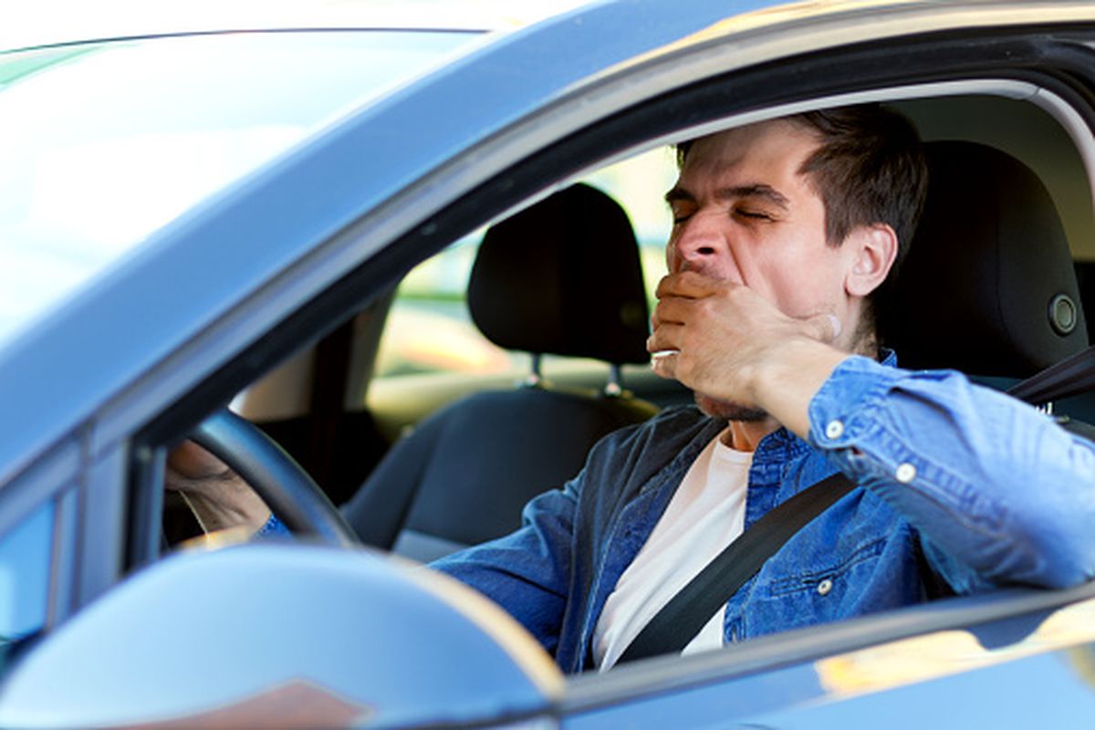 Seorang pria mengantuk saat sedang mengemudi di dalam mobil. Kondisi ini disebut dengan istilah carcolepsy.