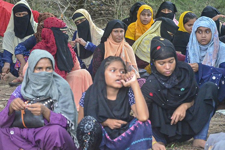 Sejumlah imigran etnis Rohingya berada di kawasan Pantai Kuala Simpang Ulim, Simpang Ulim, Aceh Timur, Aceh, Jumat (4/6/2021).  Sebanyak 81 imigran etnis Rohingnya dilaporkan terdampar di kawasan pantai tersebut pada pukul 07.00 WIB.