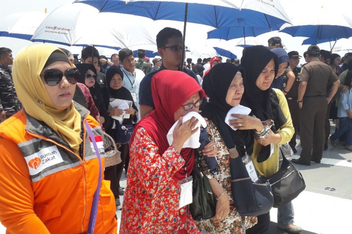 Anggota keluarga korban jatuhnya pesawat Lion Air PK-LQP JT 610 menangis haru setelah melakukan tabur bunga di perairan Karawang, Selasa (6/11/2018).