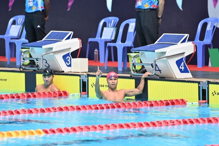 Perenang Indonesia, Jendi Pangabean, menyabet medali emas nomor gaya bebas 400 meter putra S9 dalam ajang ASEAN Para Games 2023 di Aquatic Center, Morodok Techo Sport Complex, Minggu (4/5/2023). Terkini, Indonesia masih memimpin klasemen ASEAN Para Games 2023. 
