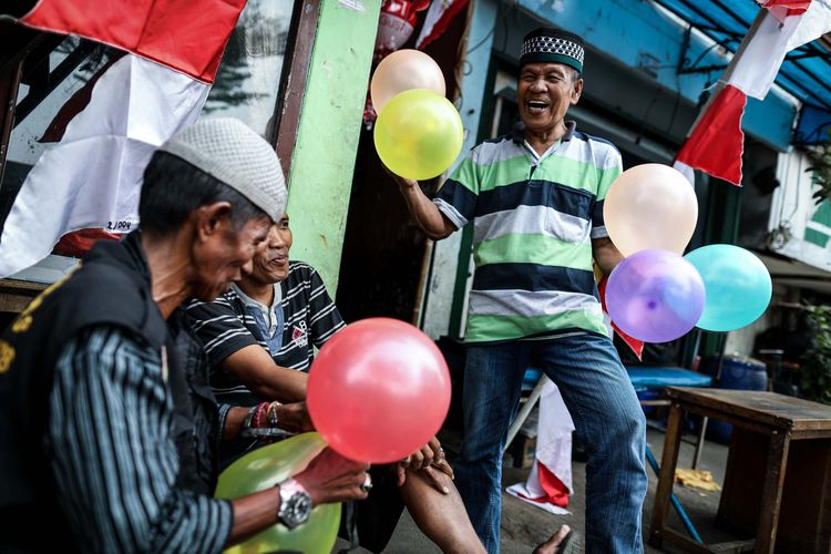 Seorang lansia beraktivitas di Kawasan Petamburan, Jakarta, Sabtu (17/8/2019).