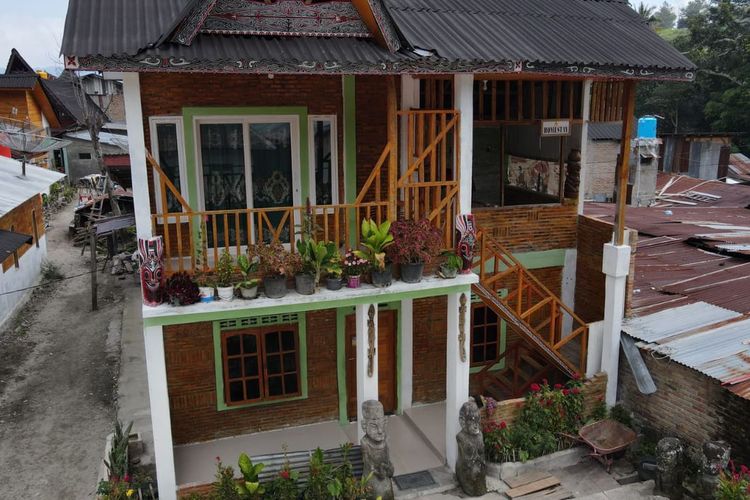 Sarhunta atau homestay di Pulau Samosir untuk menunjang sektor pariwisata Danau Toba