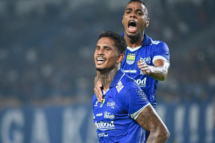 Selebrasi sempat dilakukan penyerang Persib Bandung Ramon Tanque sebelum wasit membatalkan golnya ke gawang Persis Solo pada laga pekan ke-10 Super League 2025-2026, Senin (27/10/2025) di Gelora Bandung Lautan Api (GBLA). 