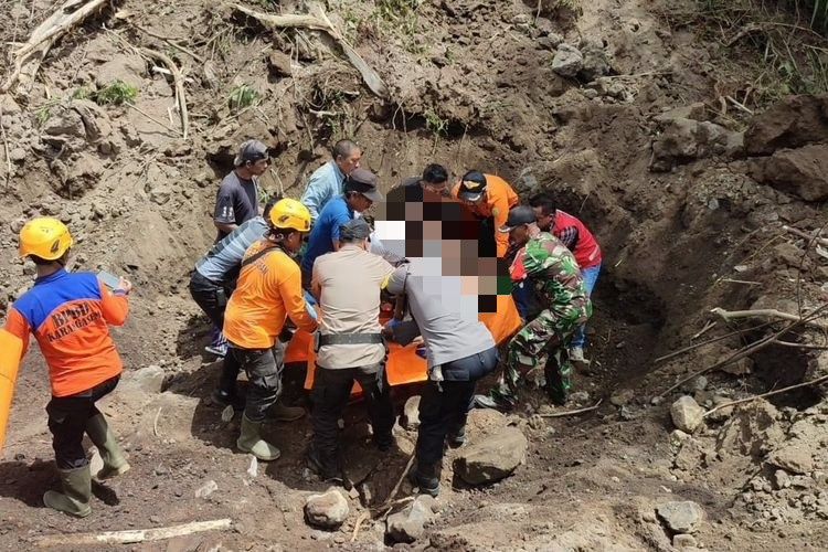 Petugas mengevakuasi penambang batu yang tewas tertimbun di Desa Bhuana Giri, Kecamatan Bebandem, Kabupaten Karangasem, Provinsi Bali, Senin (11/9/2023). 