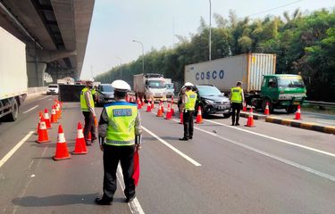 Ilustrasi penyekatan di jalan tol Jakarta-Cikampek