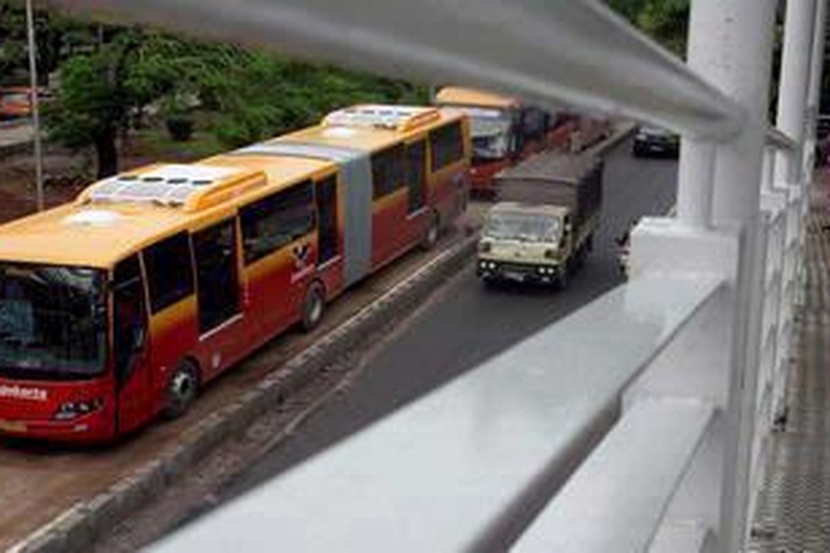 Busway koridor XI yang diresmikan oleh Gubernur DKI Jakarta Fauzi Bowo, di Halte Walikota Jakarta Timur, Rabu (28/12/2011). Transjakarta mengoperasikan 21 busway gandeng untuk melayani rute Kampung Melayu - Pulogebang. KOMPAS IMAGES/BANAR FIL ARDHI