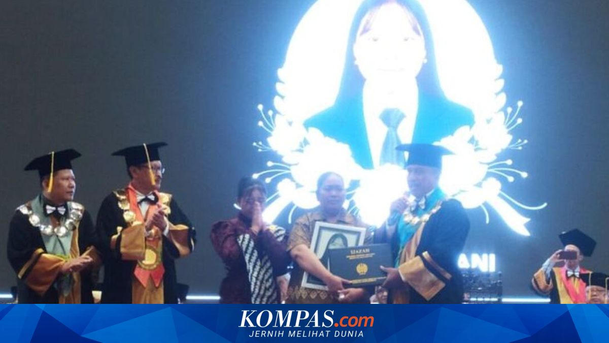 Suasana Haru Wisuda Unesa: Linda Ayu Tivani Diwisuda Setelah Meninggal, Tangis Ibu Pecah di Panggung